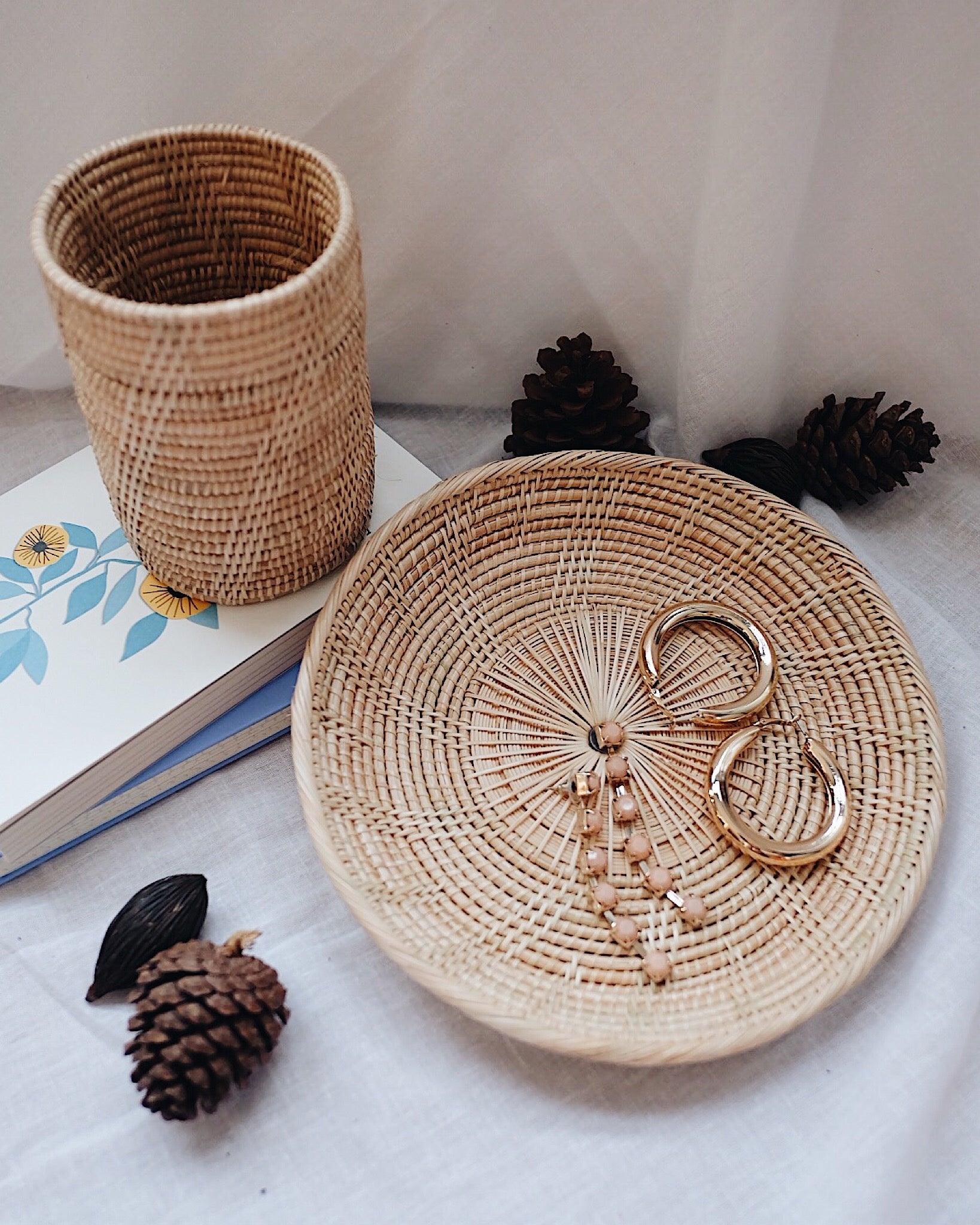 Plate and utensil holder clearance
