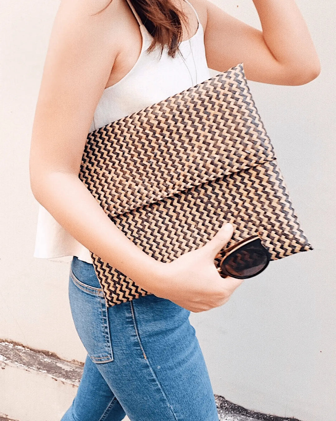 Charcoal seagrass woven straw Clutch - Olive & Iris